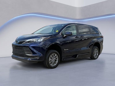 2024 Toyota Sienna LE