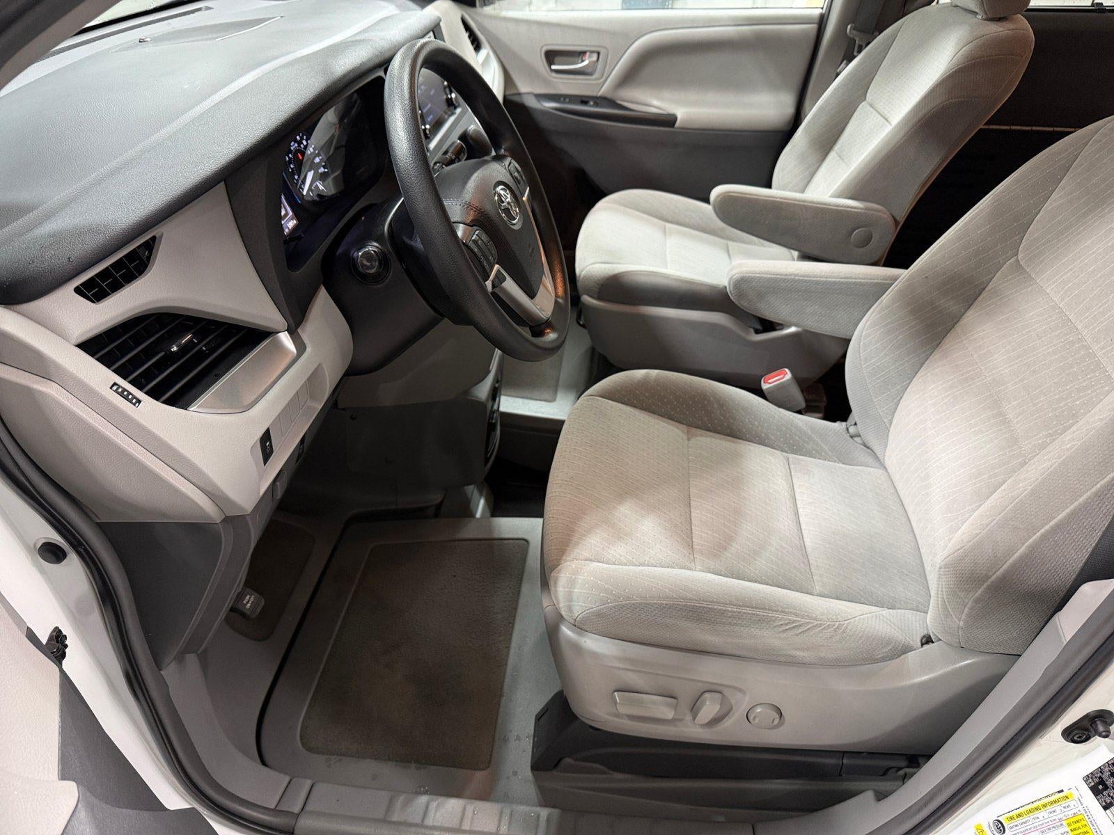 2019 Toyota Sienna LE