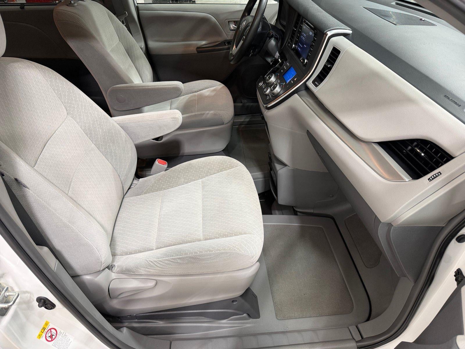 2019 Toyota Sienna LE