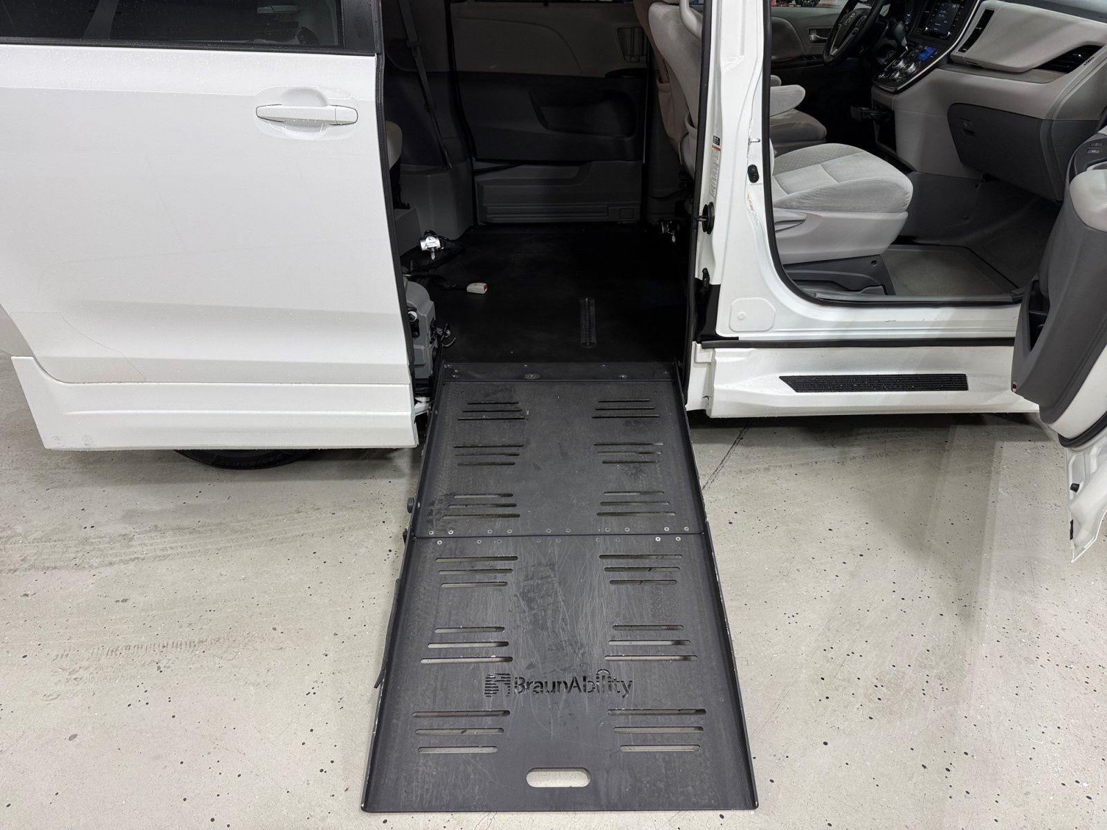 2019 Toyota Sienna LE