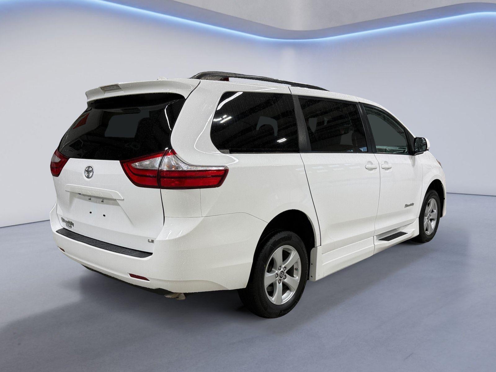 2019 Toyota Sienna LE