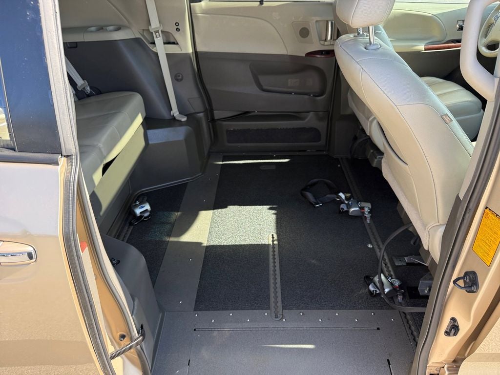 2013 Toyota Sienna XLE Mobility Auto Access