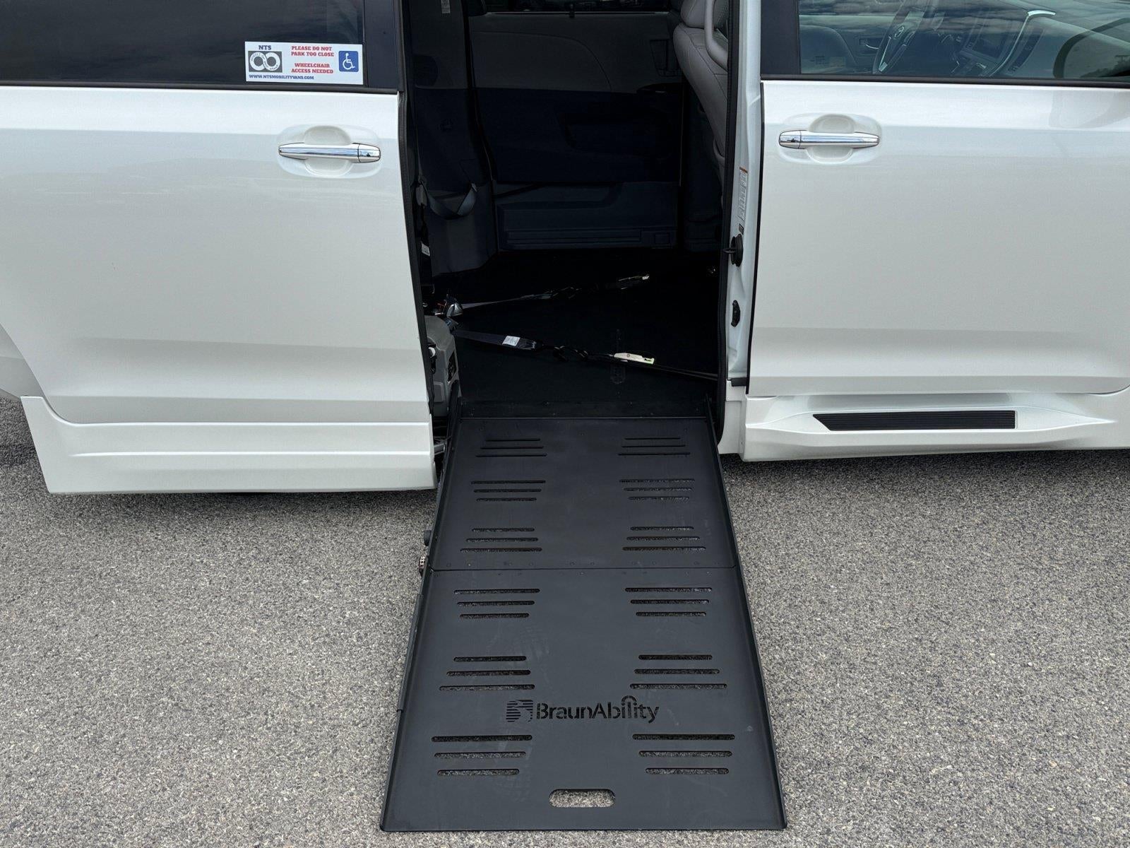 2017 Toyota Sienna XLE 8-Passenger