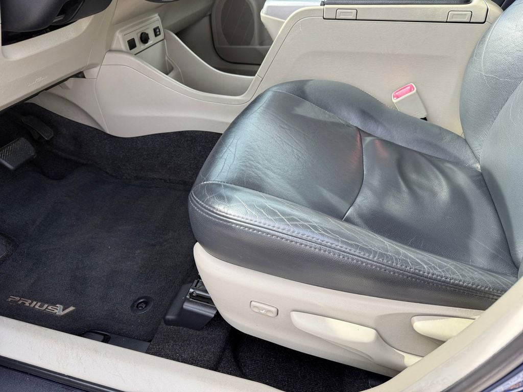 2013 Toyota Prius v Base